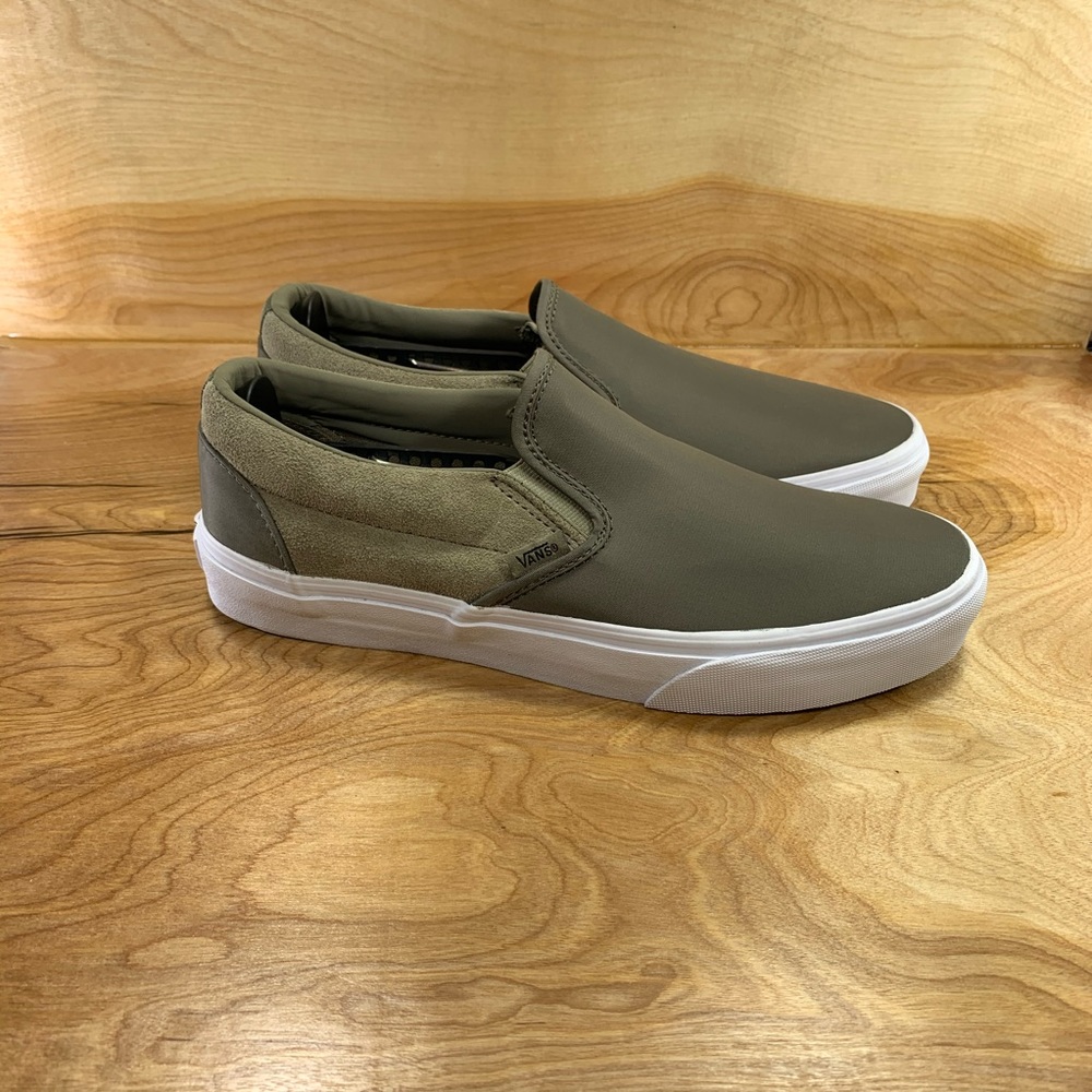 NEW Vans Classics Slip-on Sneaker Men’s Size 9